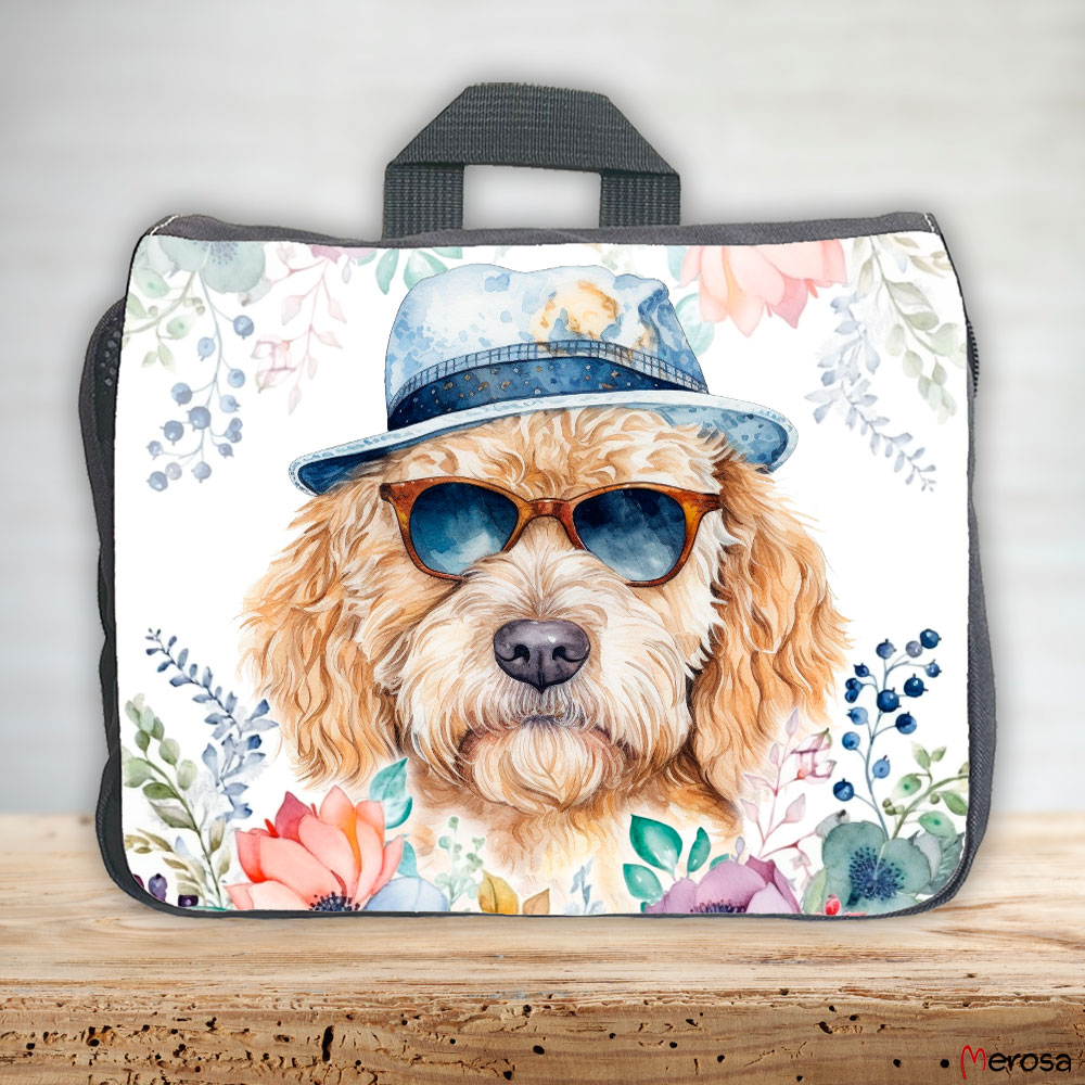 eine anthrazitfarbene Hundetasche mit mehreren Reißverschlussfächern, welche mit einem Doodle mit Brille und Hut und einer Blumenranke im fröhlich bunten Watercolor-Stil bedruckt ist