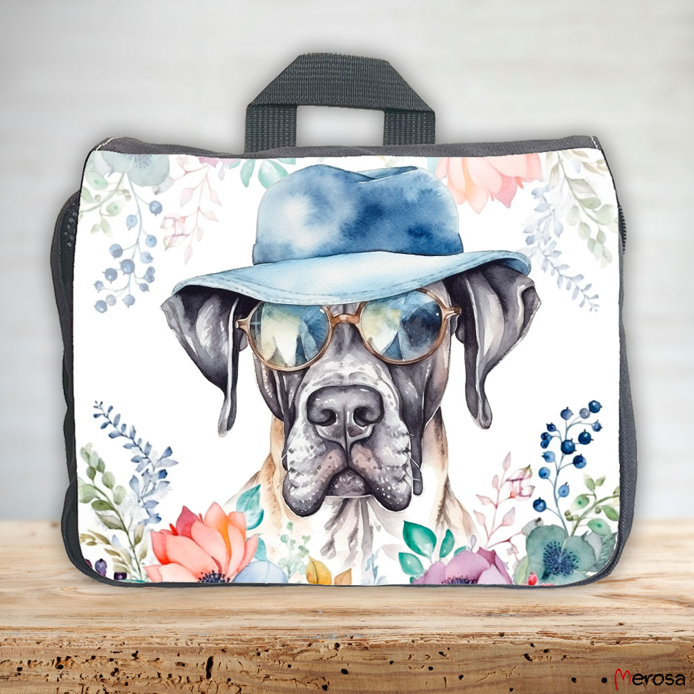 eine anthrazitfarbene Hundetasche mit mehreren Reißverschlussfächern, welche mit einer Deutschen Dogge mit Brille und Hut und einer Blumenranke im fröhlich bunten Watercolor-Stil bedruckt ist