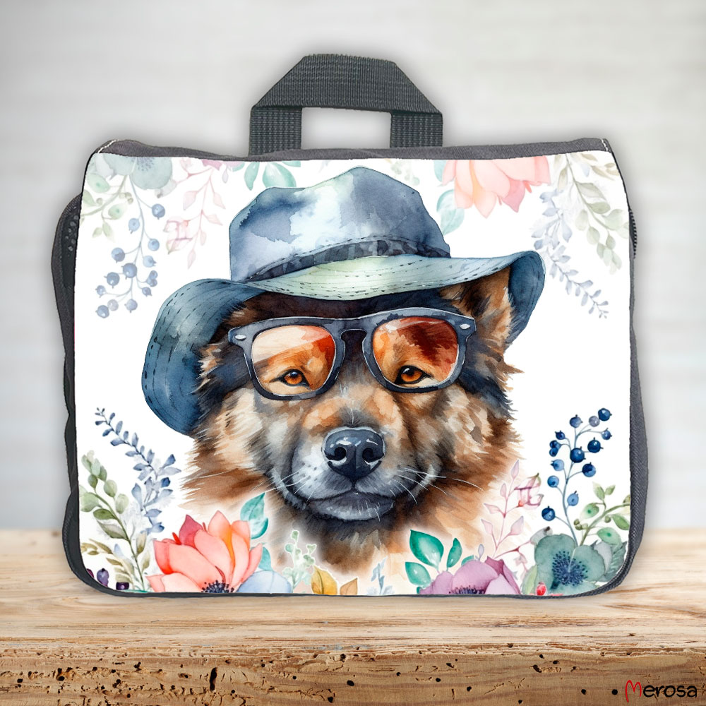 eine anthrazitfarbene Hundetasche mit mehreren Reißverschlussfächern, welche mit einem Eurasier mit Brille und Hut und einer Blumenranke im fröhlich bunten Watercolor-Stil bedruckt ist