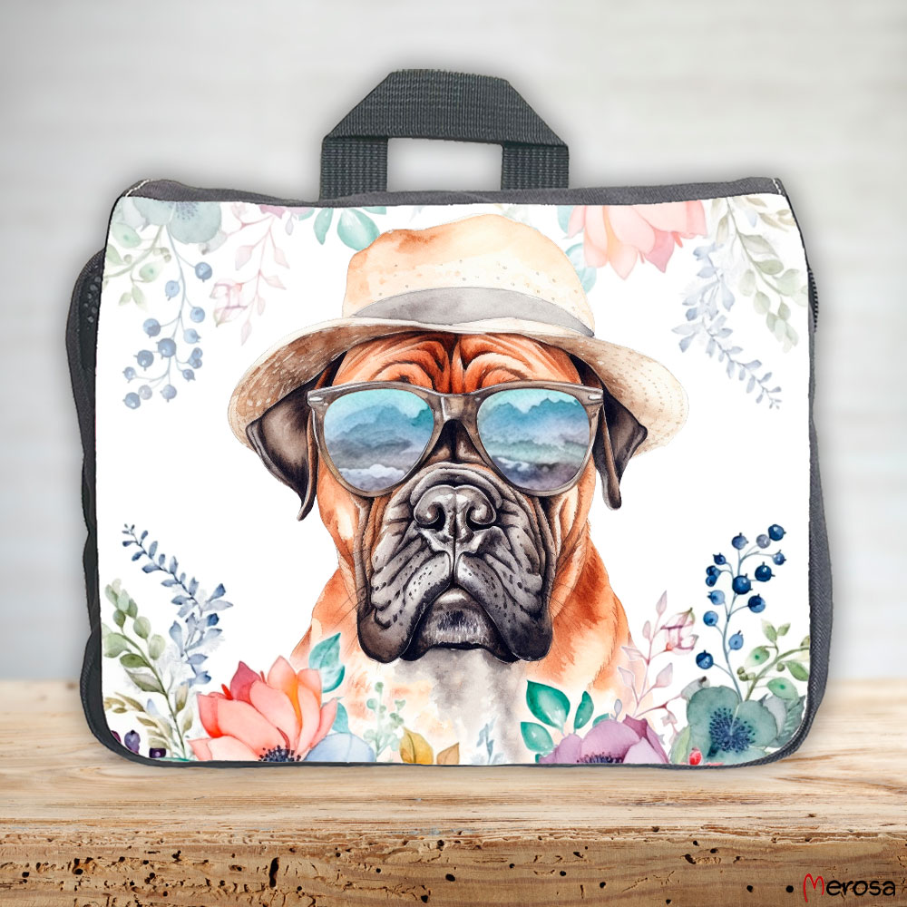 eine anthrazitfarbene Hundetasche mit mehreren Reißverschlussfächern, welche mit einem Bullmastiff mit Brille und Hut und einer Blumenranke im fröhlich bunten Watercolor-Stil bedruckt ist
