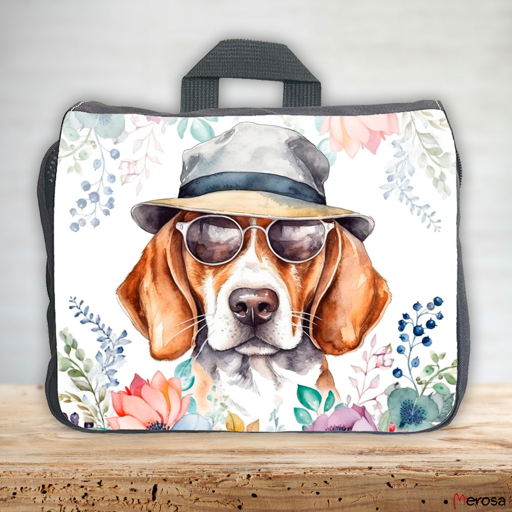 eine anthrazitfarbene Hundetasche mit mehreren Reißverschlussfächern, welche mit einem Beagle mit Brille und Hut und einer Blumenranke im fröhlich bunten Watercolor-Stil bedruckt ist