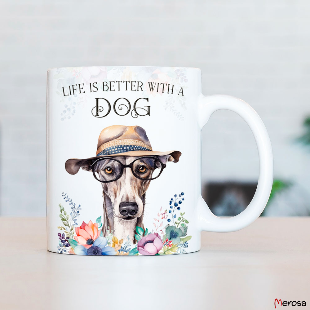 eine weiße Tasse aus Keramik, die beidseitig bedruckt ist mit einem Galgo Espanol mit Brille und Hut, im fröhlich bunten Watercolor-Stil, verziert mit einer bunten Blumenranke am oberen und unteren Rand und dem englischen Spruch „Life is better with a Dog