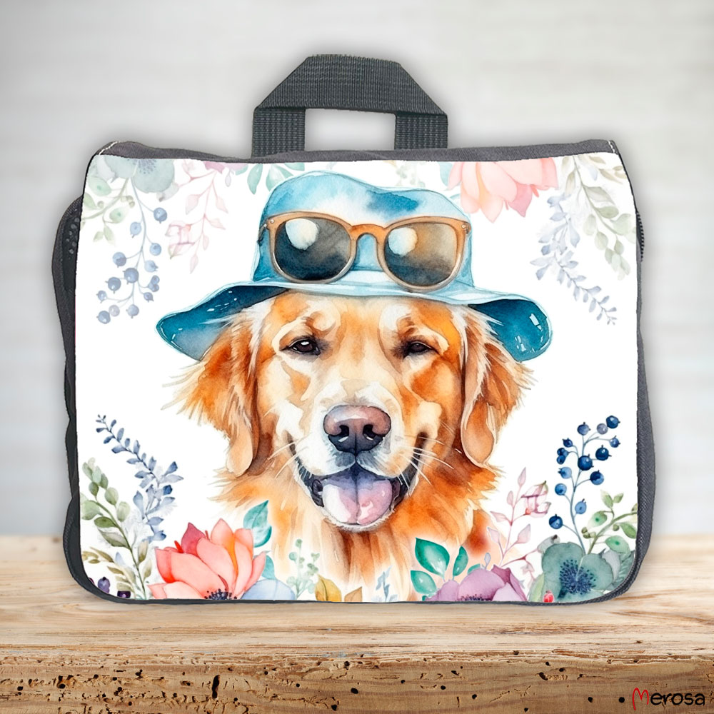 eine anthrazitfarbene Hundetasche mit mehreren Reißverschlussfächern, welche mit einem Golden Retriever mit Brille und Hut und einer Blumenranke im fröhlich bunten Watercolor-Stil bedruckt ist
