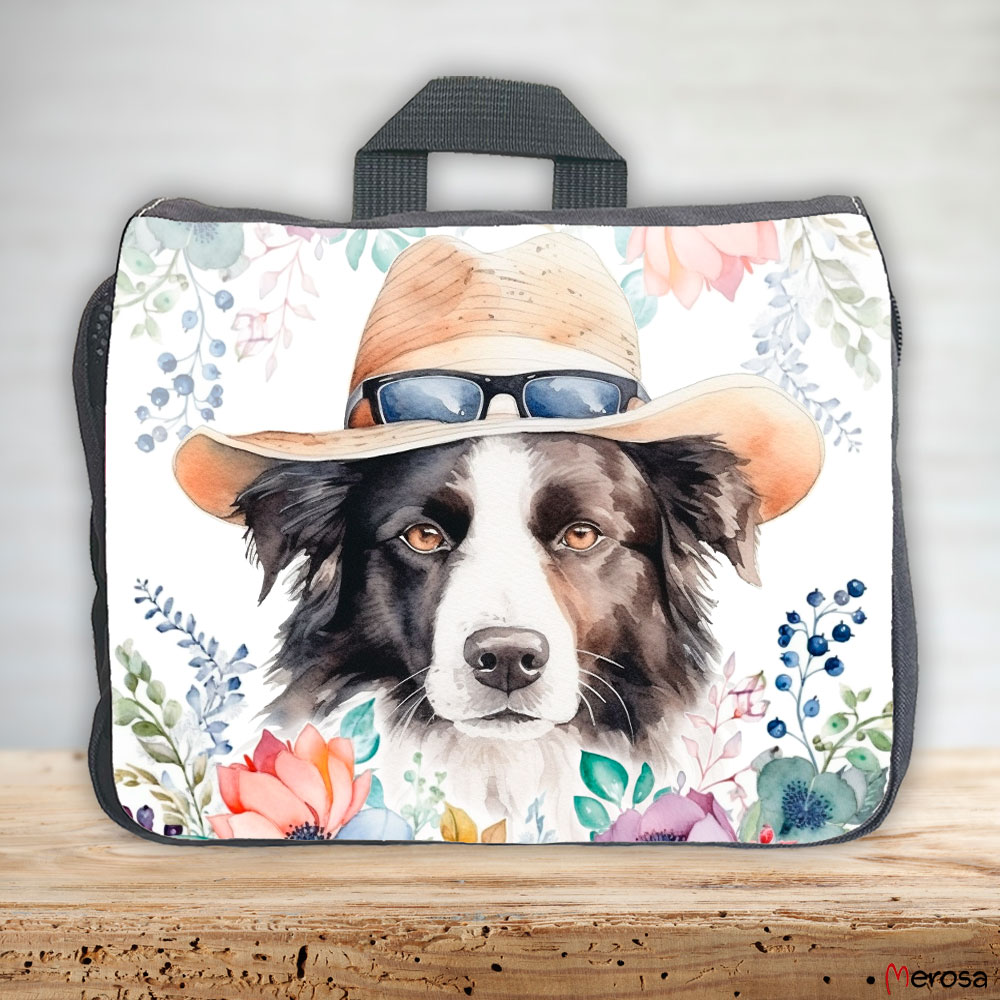 eine anthrazitfarbene Hundetasche mit mehreren Reißverschlussfächern, welche mit einem Border Collie mit Brille und Hut und einer Blumenranke im fröhlich bunten Watercolor-Stil bedruckt ist