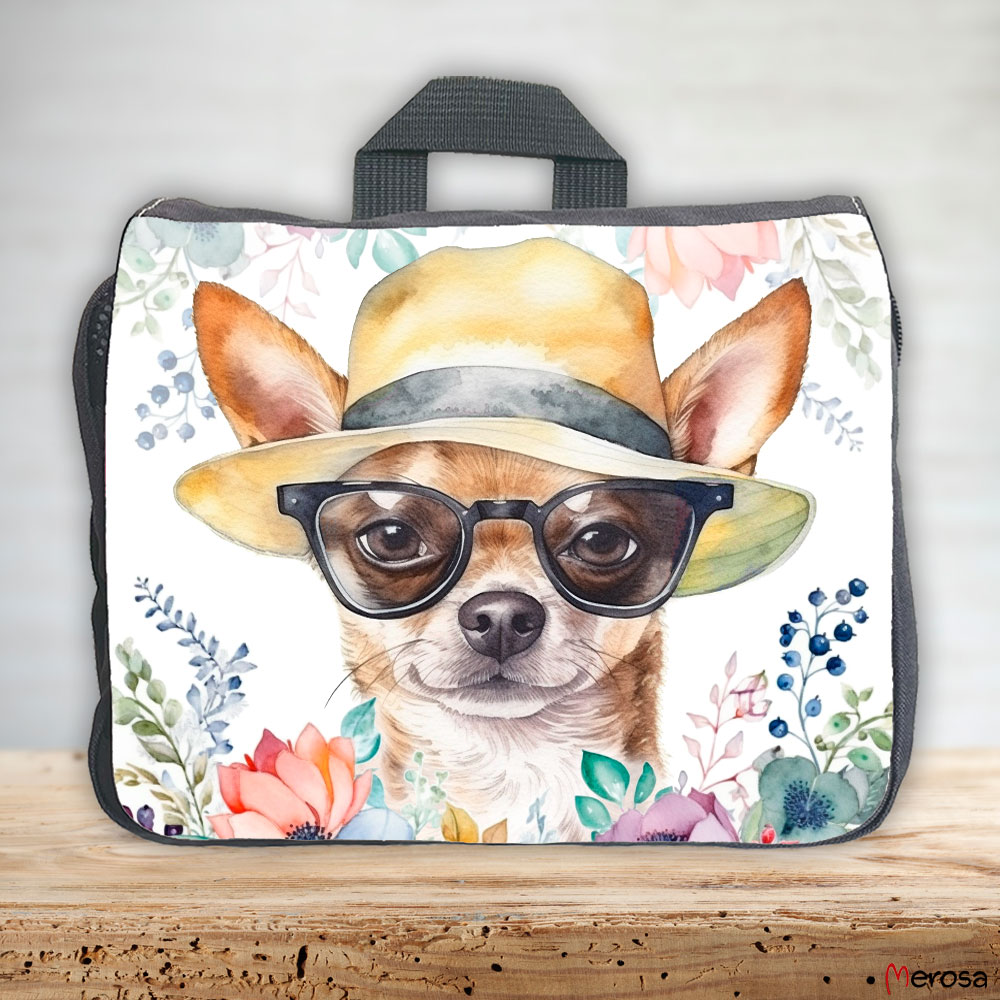 eine anthrazitfarbene Hundetasche mit mehreren Reißverschlussfächern, welche mit einem Kurzhaar-Chihuahua mit Brille und Hut und einer Blumenranke im fröhlich bunten Watercolor-Stil bedruckt ist