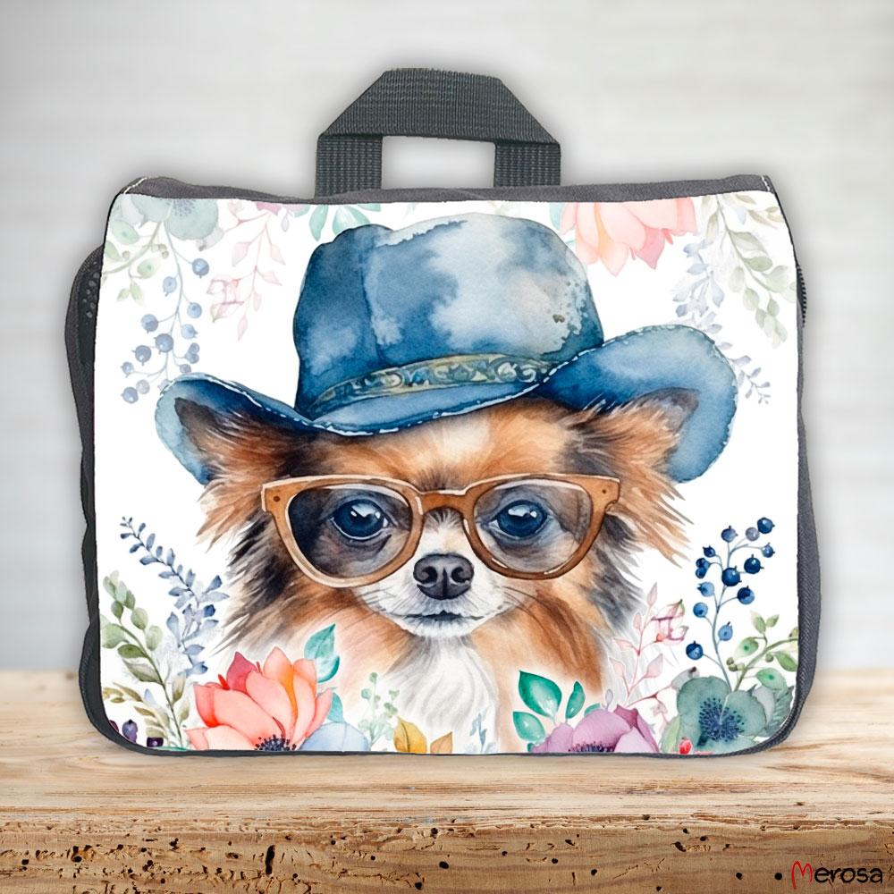 eine anthrazitfarbene Hundetasche mit mehreren Reißverschlussfächern, welche mit einem Langhaar-Chihuahua mit Brille und Hut und einer Blumenranke im fröhlich bunten Watercolor-Stil bedruckt ist