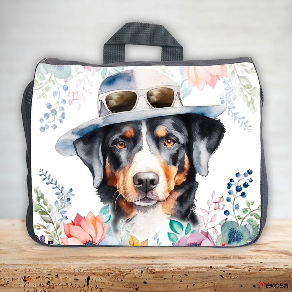 eine anthrazitfarbene Hundetasche mit mehreren Reißverschlussfächern, welche mit einem Appenzeller Sennenhund mit Brille und Hut und einer Blumenranke im fröhlich bunten Watercolor-Stil bedruckt ist