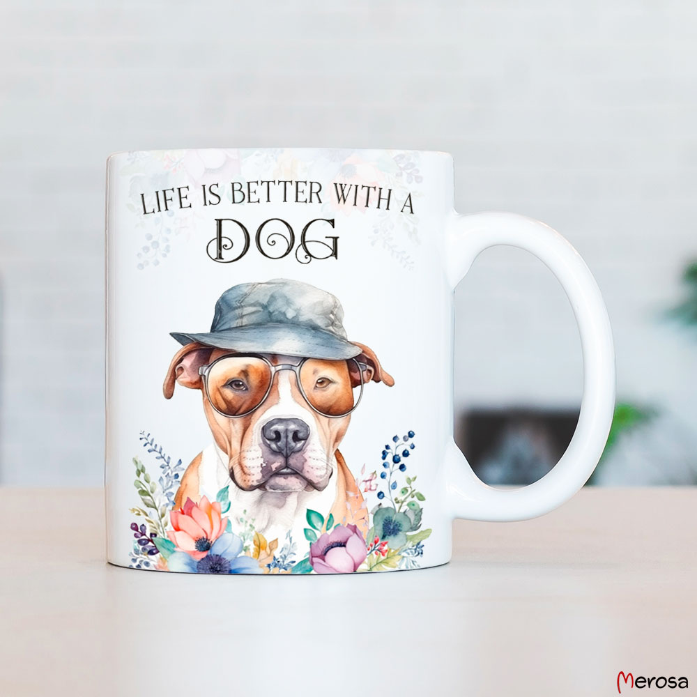 eine weiße Tasse aus Keramik, die beidseitig bedruckt ist mit einem American Staffordshire Terrier mit Brille und Hut, im fröhlich bunten Watercolor-Stil, verziert mit einer bunten Blumenranke am oberen und unteren Rand und dem englischen Spruch „Life is 