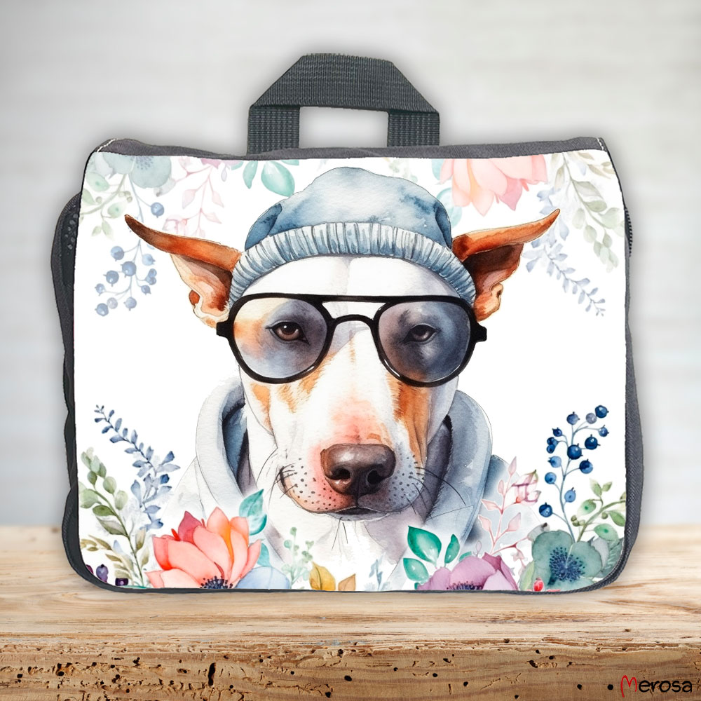 eine anthrazitfarbene Hundetasche mit mehreren Reißverschlussfächern, welche mit einem Bullterrier mit Brille und Hut und einer Blumenranke im fröhlich bunten Watercolor-Stil bedruckt ist