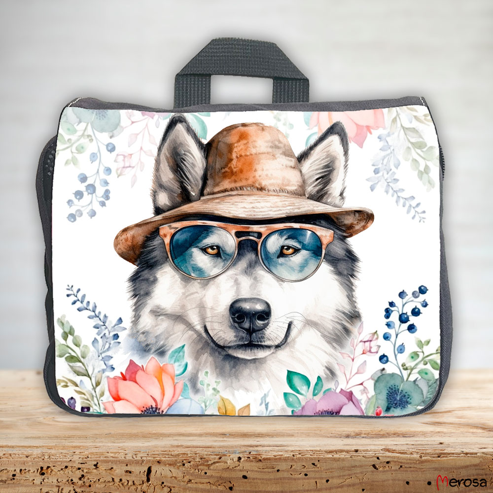 eine anthrazitfarbene Hundetasche mit mehreren Reißverschlussfächern, welche mit einem Alaskan Malamute mit Brille und Hut und einer Blumenranke im fröhlich bunten Watercolor-Stil bedruckt ist