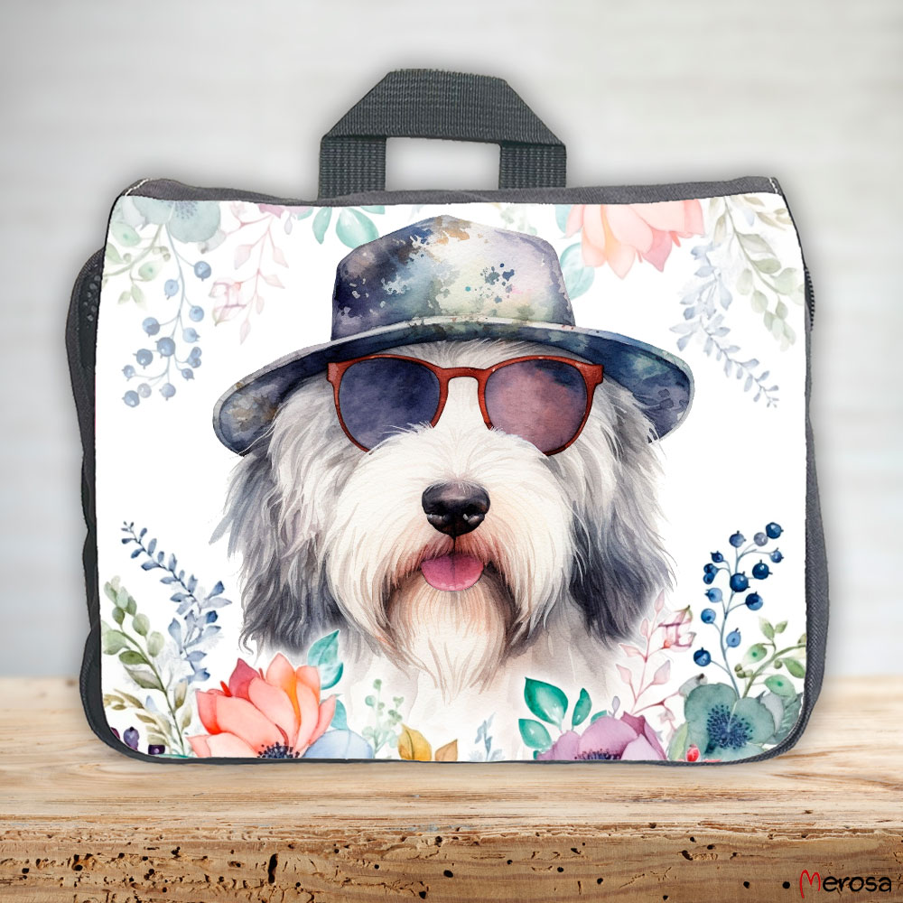 eine anthrazitfarbene Hundetasche mit mehreren Reißverschlussfächern, welche mit einem Bobtail mit Brille und Hut und einer Blumenranke im fröhlich bunten Watercolor-Stil bedruckt ist
