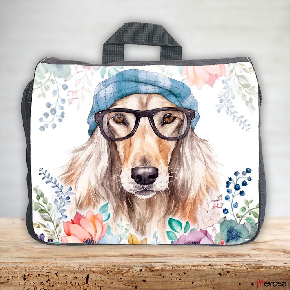 eine anthrazitfarbene Hundetasche mit mehreren Reißverschlussfächern, welche mit einem Afghanischen Windhund mit Brille und Hut und einer Blumenranke im fröhlich bunten Watercolor-Stil bedruckt ist