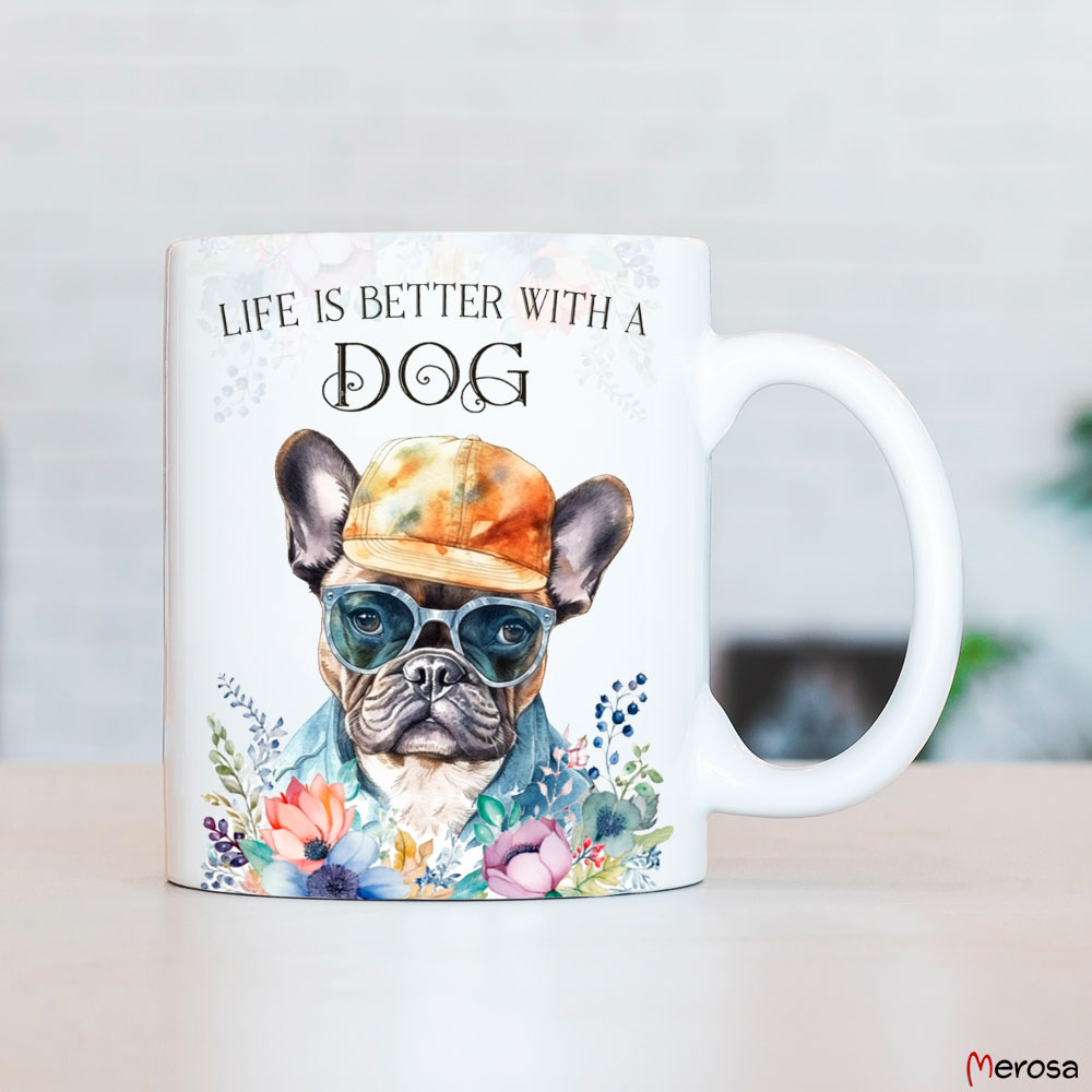 eine weiße Tasse aus Keramik, die beidseitig bedruckt ist mit einer Französischen Bulldogge mit Brille und Hut, im fröhlich bunten Watercolor-Stil, verziert mit einer bunten Blumenranke am oberen und unteren Rand und dem englischen Spruch „Life is better 