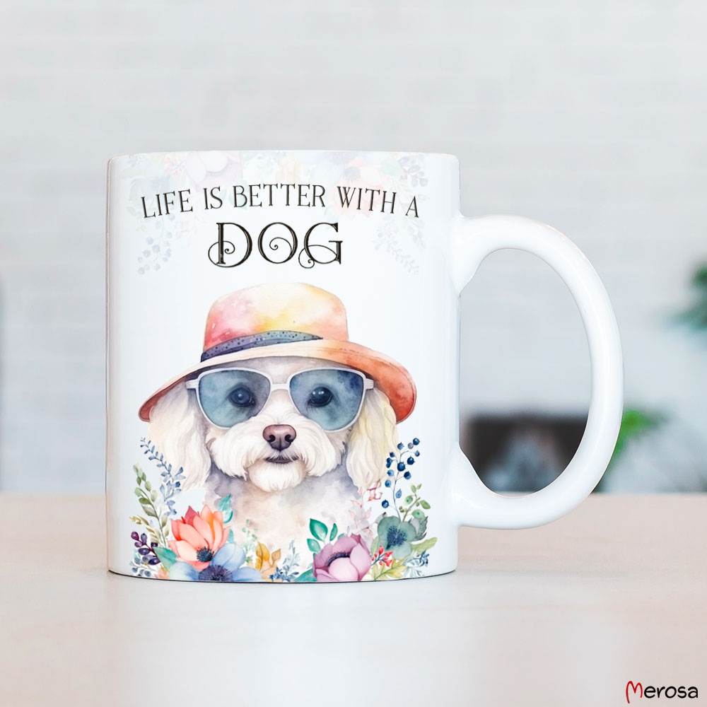 eine weiße Tasse aus Keramik, die beidseitig bedruckt ist mit einem Bichon Frisé mit Brille und Hut, im fröhlich bunten Watercolor-Stil, verziert mit einer bunten Blumenranke am oberen und unteren Rand und dem englischen Spruch „Life is better with a Dog“