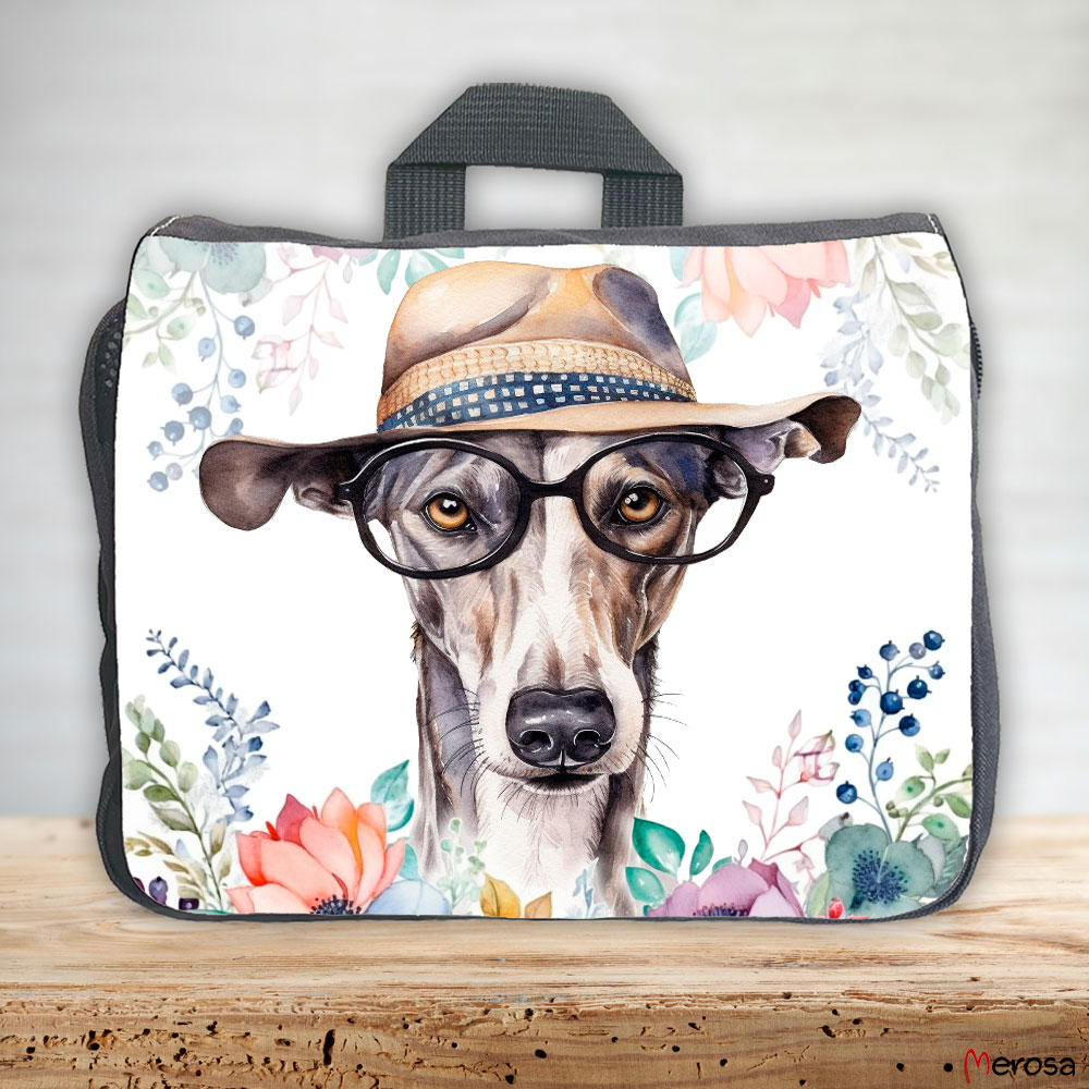 eine anthrazitfarbene Hundetasche mit mehreren Reißverschlussfächern, welche mit einem Galgo Espanol mit Brille und Hut und einer Blumenranke im fröhlich bunten Watercolor-Stil bedruckt ist
